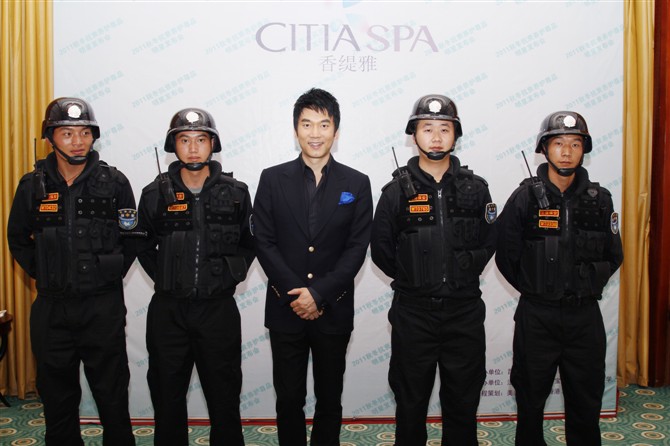 內地著名偶像實力派明星林依輪隨身護衛